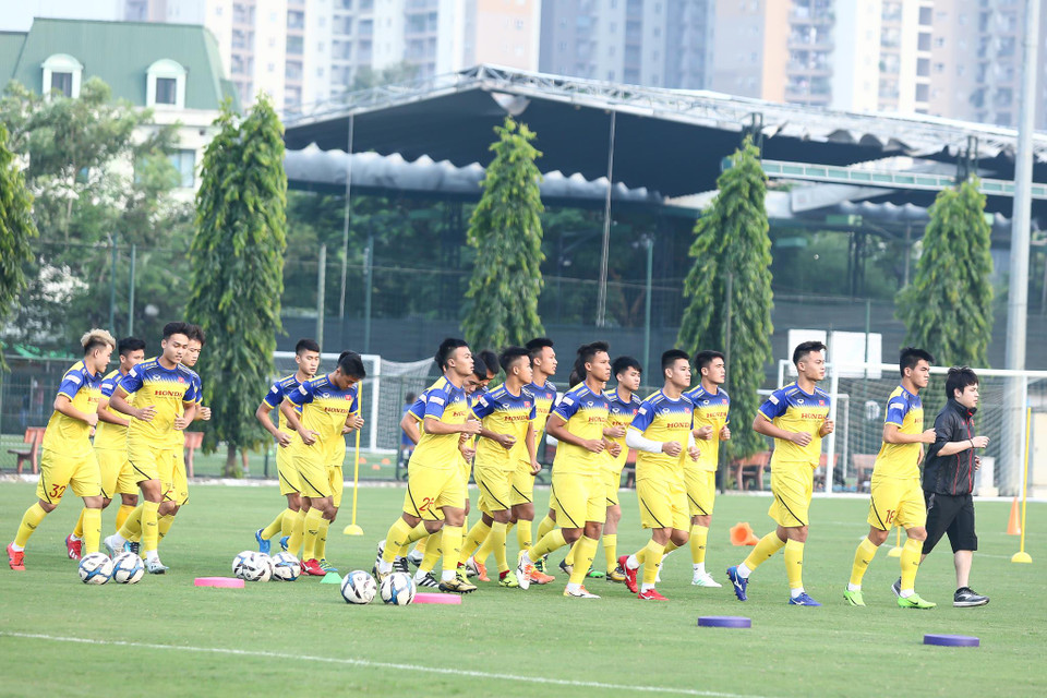Tuyển U22 Việt Nam quay trở lại tập luyện trên sân cỏ tự nhiên vào chiều 26/9 thay vì mặt cỏ sân tạo như hai buổi tập trước. (Ảnh: Nguyên An)