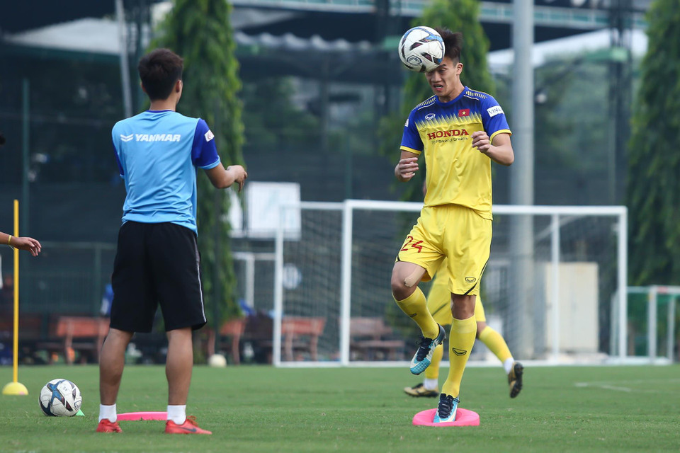 Thời gian này, U22 Việt Nam tập trung cùng lúc với tuyển quốc gia. Bởi vậy, các cầu thủ trẻ luôn cố gắng, nỗ lực để thể hiện bản thân tốt nhất với hy vọng một ngày được tập luyện trong không khí "tuyển" ở sân bên cạnh. (Ảnh: Nguyên An)