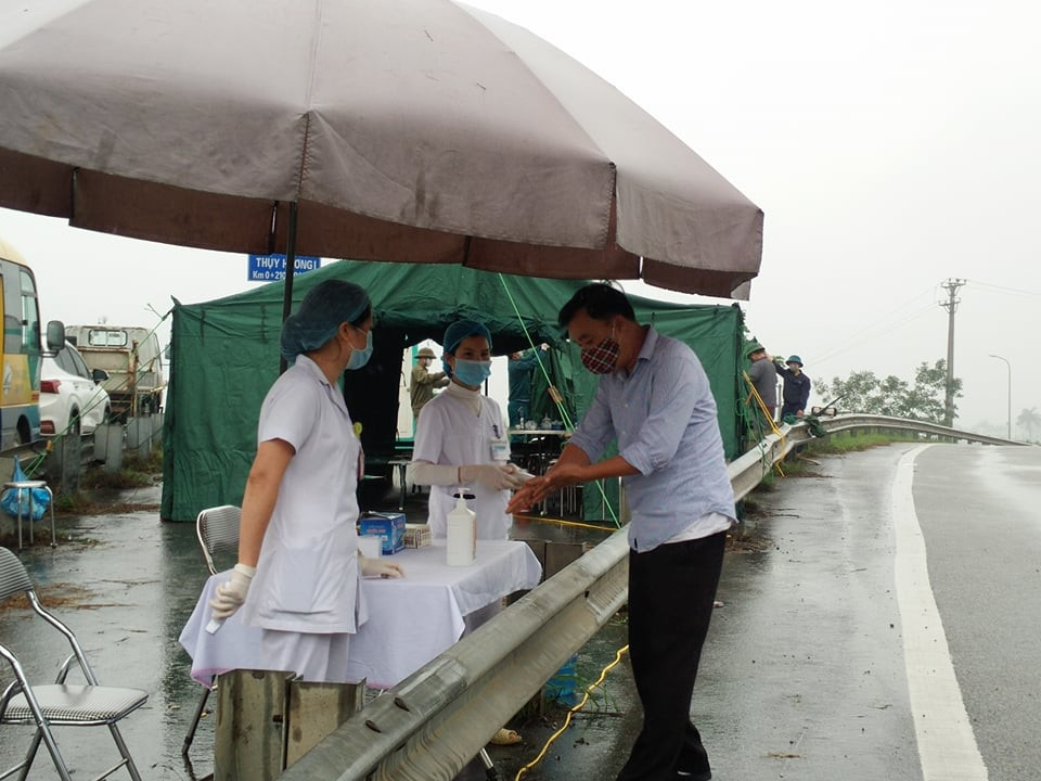 Công an Hà Nội kêu gọi người dân phối hợp, giúp đỡ lực lượng chức năng trong việc đảm bảo cách ly xã hội; không đưa tin, bình luận mang tính suy diễn gây hoang mang dư luận. (Ảnh: PV/Vietnam+)