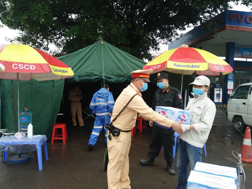 Tại chốt kiểm tra đường 5, một số doanh nghiệp tư nhân, người dân đã tiếp sức lực lượng chức năng bằng những thùng mỳ, nước để các anh hoàn thành nhiệm vụ cao cả. (Ảnh: PV/Vietnam+)