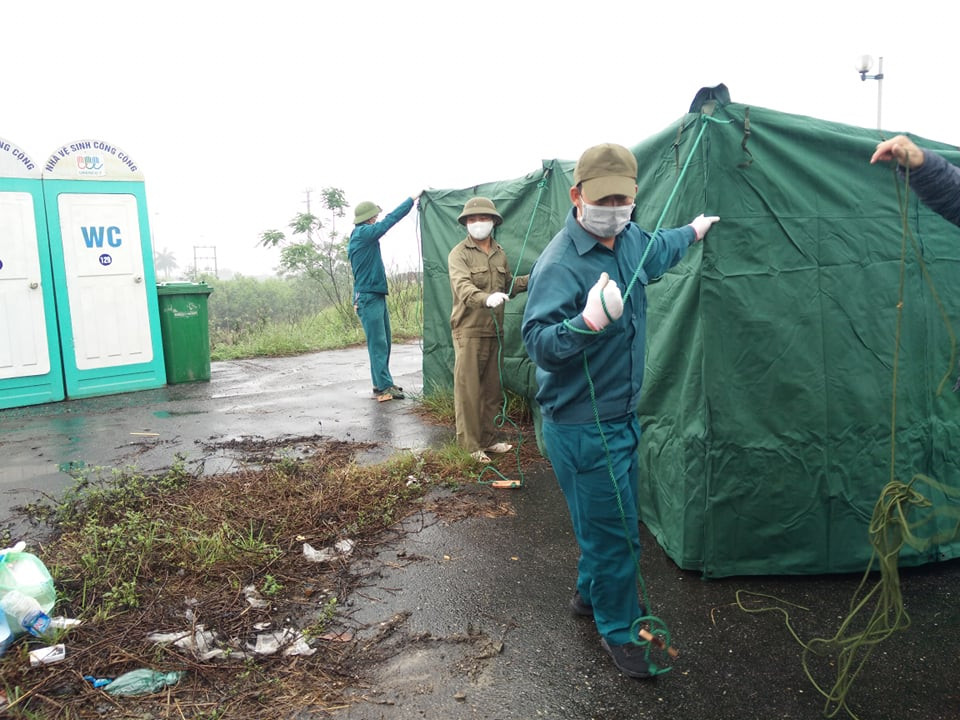 Theo ghi nhận, các lực lượng chức năng đã dựng lều dã chiến để chuẩn bị cho việc thực hiện nhiệm vụ. Mặc dù Hà Nội mưa lạnh nhưng các thành viên của các tổ công tác vẫn trực xuyên đêm. (Ảnh: PV/Vietnam+)