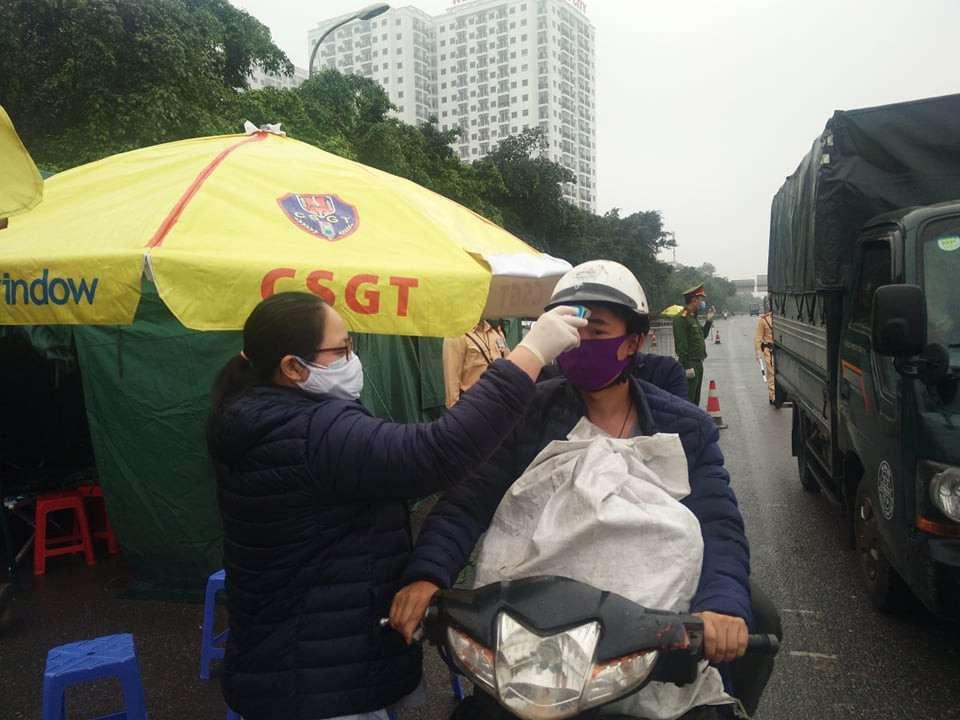 Trước đó, tối 1/4, Công an TP Hà Nội phối hợp Sở Giao thông vận tải triển khai lực lượng tại 30 điểm chốt đường bộ cửa ngõ ra vào thủ đô và các tuyến đường sắt, đường sông để tuần tra kiểm soát giám sát việc thực hiện cách ly xã hội. (Ảnh: PV/Vietnam+)