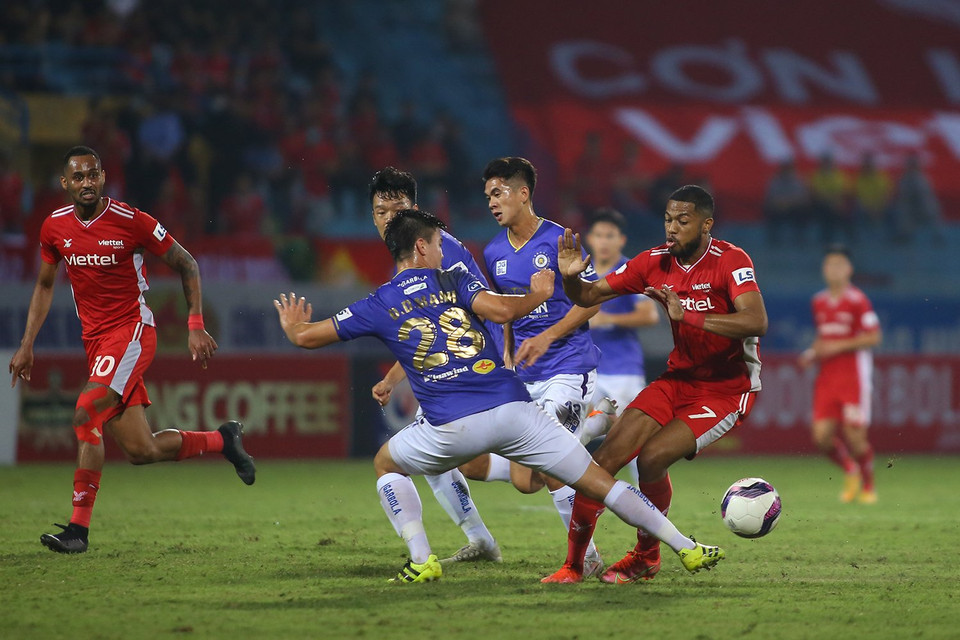 Hà Nội FC đối đầu Viettel là cuộc đấu tâm điểm của vòng 8 V-League khi mang tính chất ‘derby Thủ đô’ hấp dẫn. Mùa giải trước, hai đội chia nhau ngôi vị đứng đầu giải đấu khi cạnh tranh nhau từng điểm số cho tới vòng đấu cuối cùng. (Ảnh: PV/Vietnam+)
