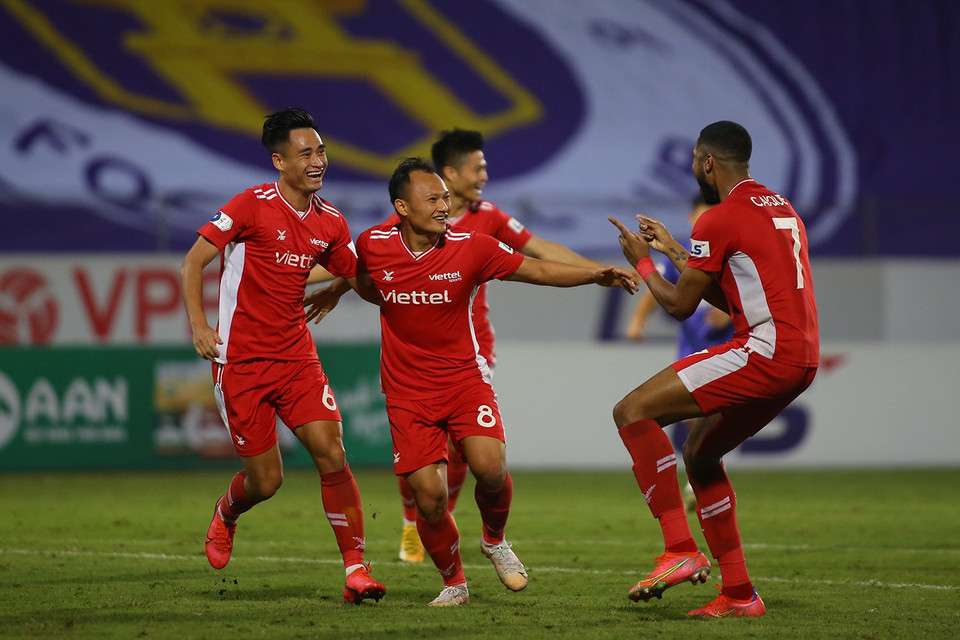 Nhà đương kim vô địch không bỏ lỡ lợi thế ấy để sớm mở tỷ số và cụ thể hóa mục tiêu giành 3 điểm trọn vẹn.(Ảnh: PV/Vietnam+)