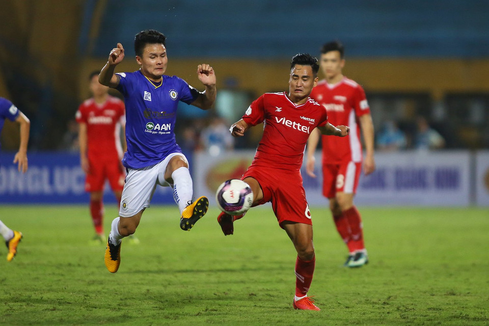 Tuy nhiên, kết quả trận đấu không thay đổi. Viettel thắng Hà Nội FC để duy trì mạch 3 trận toàn thắng và tiếp tục cuộc đua vô địch. Trong khi đó, huấn luyện viên Hoàng Văn Phúc chưa thể giúp Hà Nội FC thoát khỏi khủng hoảng và ngày một rời xa tốp 6 trên bảng xếp hạng. (Ảnh: PV/Vietnam+)