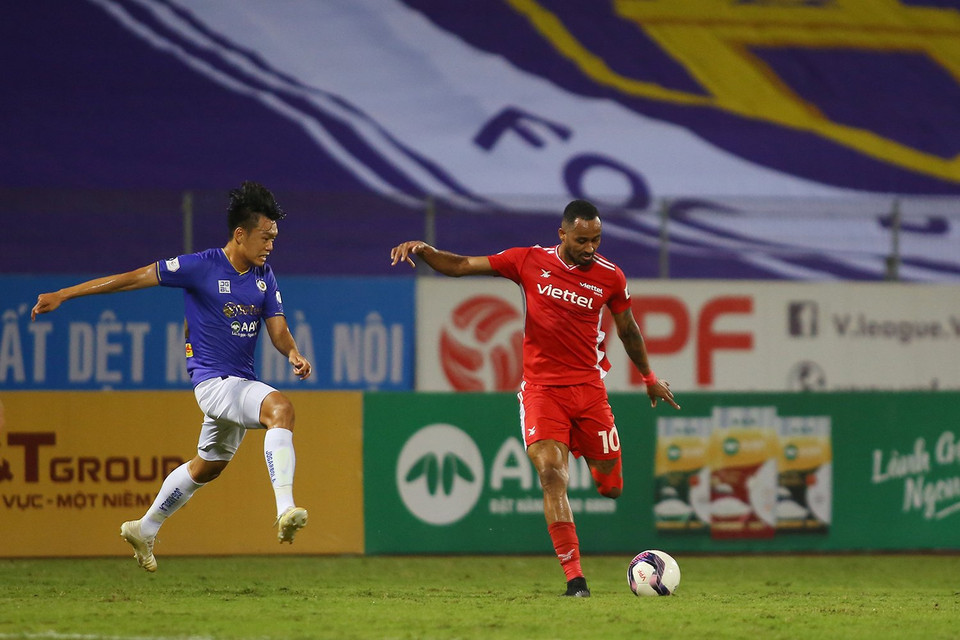 Trận đấu có thêm điểm nhấn ở những phút cuối cùng khi cầu thủ hai đội đều phải nhận thẻ đỏ. Đức Huy bị truất quyền thi đấu trực tiếp sau khi giật trỏ với tiền vệ Hữu Thắng. Còn Caique bên phía Viettel cũng nhân thẻ vàng thứ hai và rời sân.(Ảnh: PV/Vietnam+)