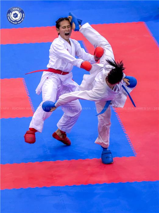 Giải Ba thuộc về ba tác giả Nguyễn Việt Hồng (Hà Nội), Lê Hoàng Mến (TP.HCM) và Võ Hoàng Triều (TP.HCM) với khoảnh khắc: Võ sĩ Nguyễn Thị Ngoan xoay người ra đòn giúp Kumite đồng đội nữ giành HCV SEA Games 31; Người hâm mộ Thành phố Hồ Chí Minh đồng hành cùng đội tuyển U23 Việt Nam; Những đóa hồng gai điền kinh Việt Nam. (Ảnh: NSNA VN)