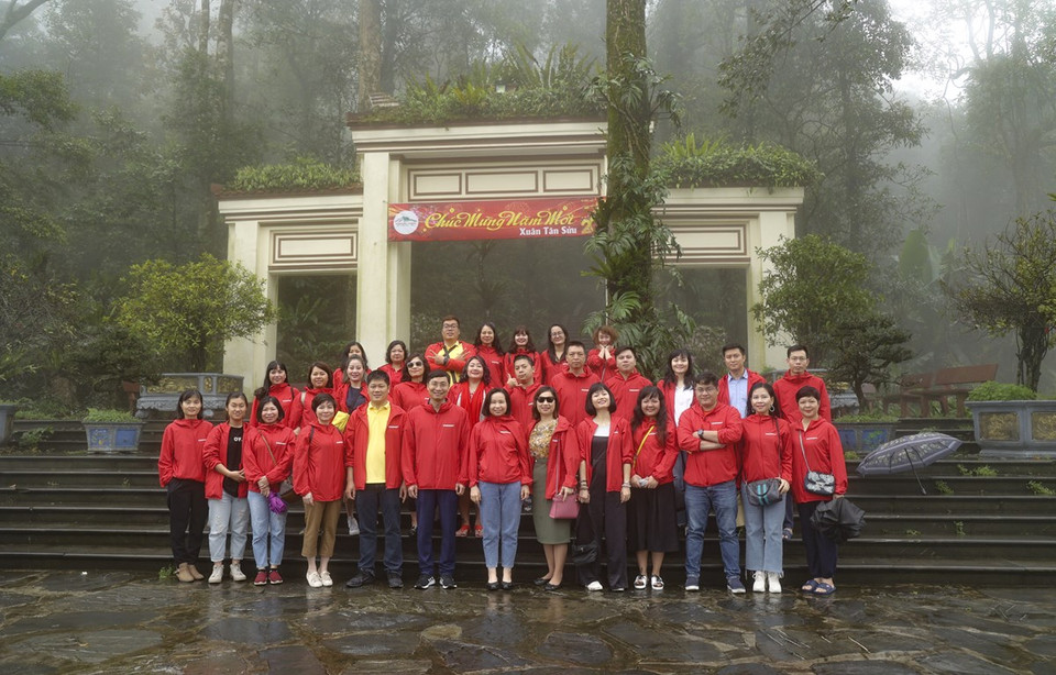 Báo Điện tử VietnamPlus chụp ảnh kỷ niệm tại Di tích Đá Chông, K9- núi Tản Viên, Ba Vì, Hà Nội (Ảnh: Minh Sơn/Vietnam+)