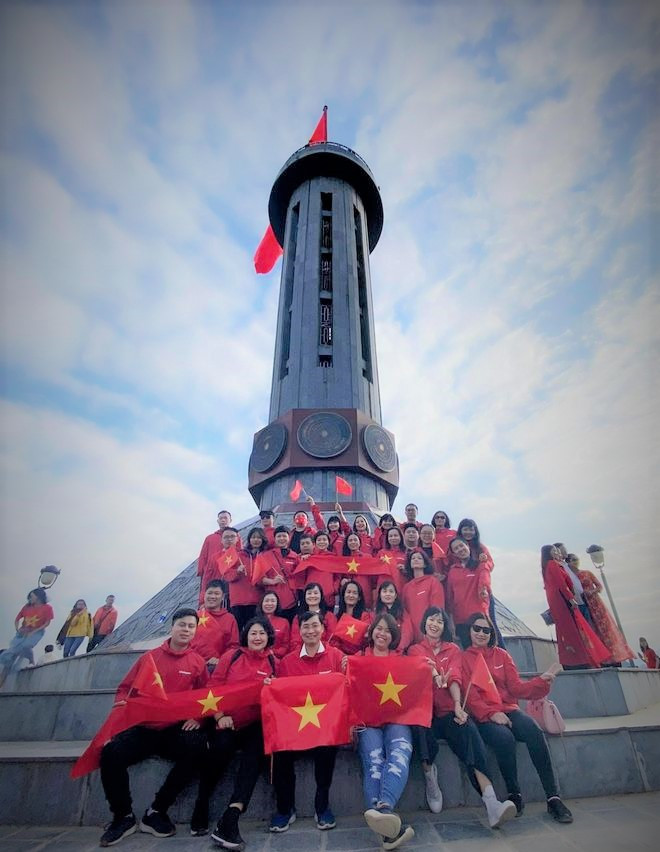 Báo Điện tử VietnamPlus tại Cột cờ Lũng Cú, điểm Cực Bắc của Tổ quốc. (Ảnh: Minh Sơn/Vietnam+)