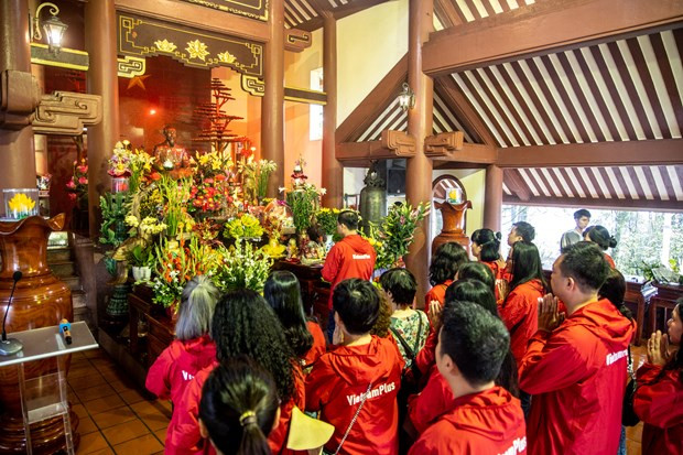 Tập thể lãnh đạo, phóng viên, biên tập viên Báo Điện tử VietnamPlus dâng hương trước ban thờ Bác Hồ tại Nhà Tưởng niệm Khu Di tích Đá Chông-K9, Ba Vì, Hà Nội. (Ảnh: Minh Hiếu/Vietnam+)