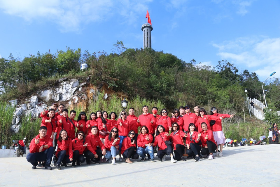 Báo Điện tử VietnamPlus tại Cột cờ Lũng Cú, điểm Cực Bắc của Tổ quốc. (Ảnh: Minh Sơn/Vietnam+)