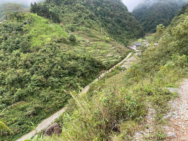 Đường lên bản vô cùng cheo leo với vách núi đá hiểm trở. (Ảnh: PV/Vietnam+)