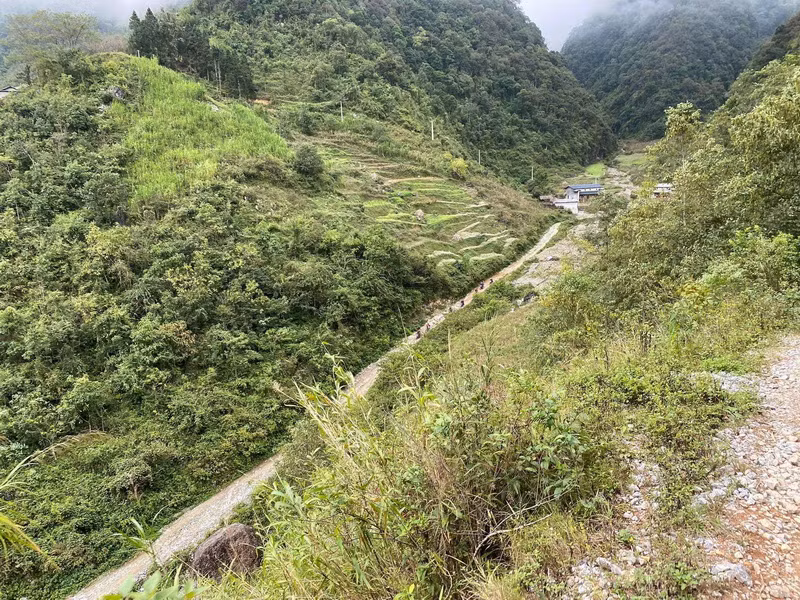 Đường lên bản vô cùng cheo leo với vách núi đá hiểm trở. (Ảnh: PV/Vietnam+)