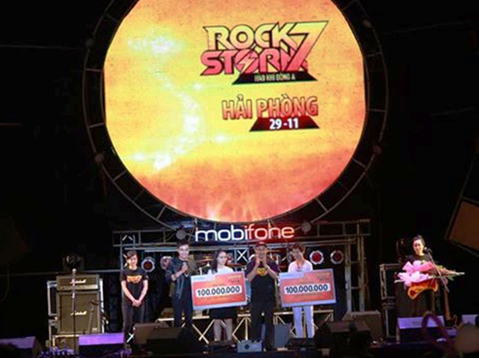 Toàn bộ tiền bán vé đêm khai màn RockStorm7 đã được trao cho Quỹ Phẫu thuật Nụ cười "Operation Smile" Việt Nam (Ảnh: BTC)