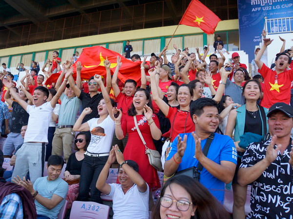 Niềm vui vỡ òa trên sân vận động của các cổ động viên Việt Nam (Ảnh: TTXVN)