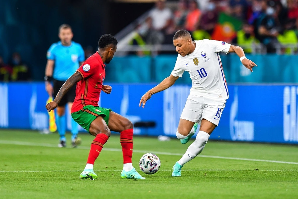 Trong khi đó, Mbappe chưa thể có bàn thắng đầu tiên ở EURO 2020, song luôn tạo nên khác biệt để mang tới sự nguy hiểm lớn cho đội tuyển Pháp. Anh xứng đáng là ngôi sao trẻ sáng giá nhất thế giới thời điểm hiện tại để sẵn sàng 'soán ngôi' thần tượng Ronaldo. (Ảnh: Getty Images)