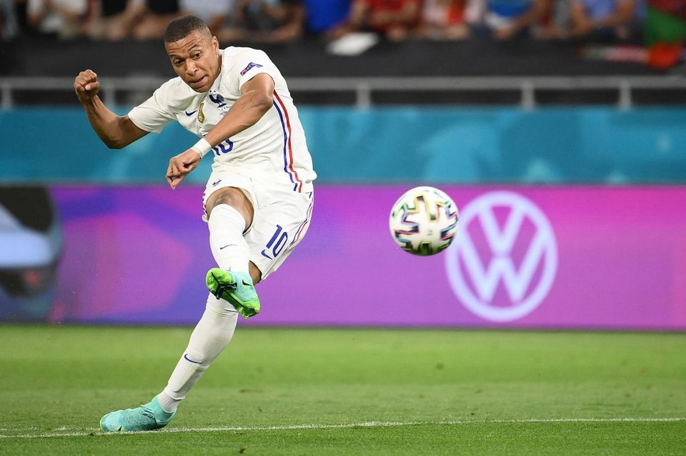 Sau trận hòa 2-2 ở lượt cuối bảng F, đội tuyển của Ronaldo và Mbappe đều giành quyền vào vòng 1/8 EURO 2020. Pháp sẽ chạm trán Thụy Sĩ trong khi Bồ Đào Nha đụng độ Bỉ. (Ảnh: Getty Images)