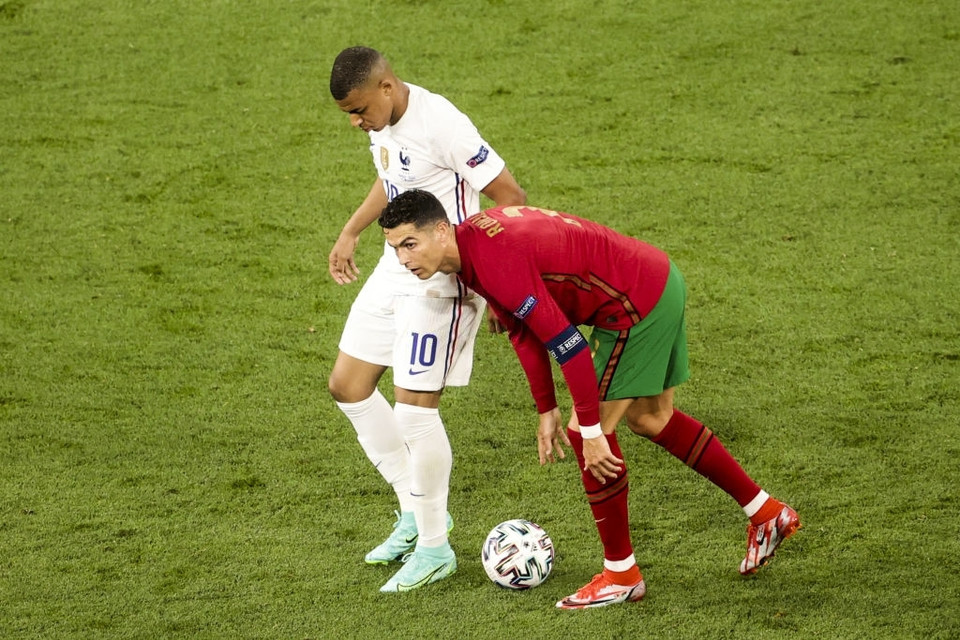 Hai ngôi sao của Bồ Đào Nha và Pháp tạo nên hình ảnh có '1-0-2' của bóng đá thế giới. Mbappe rất ngưỡng mộ Ronaldo và đã nỗ lực không ngừng từng ngày để có thể đứng ngang hàng với thần tượng ở những sân khấu lớn. (Ảnh: Getty Images)