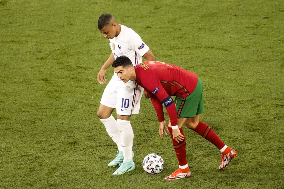 Hai ngôi sao của Bồ Đào Nha và Pháp tạo nên hình ảnh có '1-0-2' của bóng đá thế giới. Mbappe rất ngưỡng mộ Ronaldo và đã nỗ lực không ngừng từng ngày để có thể đứng ngang hàng với thần tượng ở những sân khấu lớn. (Ảnh: Getty Images)