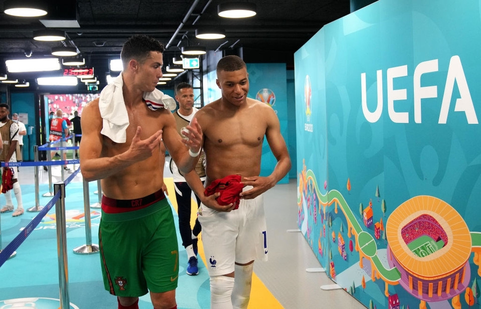 Đa số người hâm mộ bày tỏ tình yêu mến dành cho cả Ronaldo và Mbappe, đặc biệt là ngưỡng mộ sự tôn trọng dành cho nhau của hai cầu thủ lớn. (Ảnh: Getty Images)