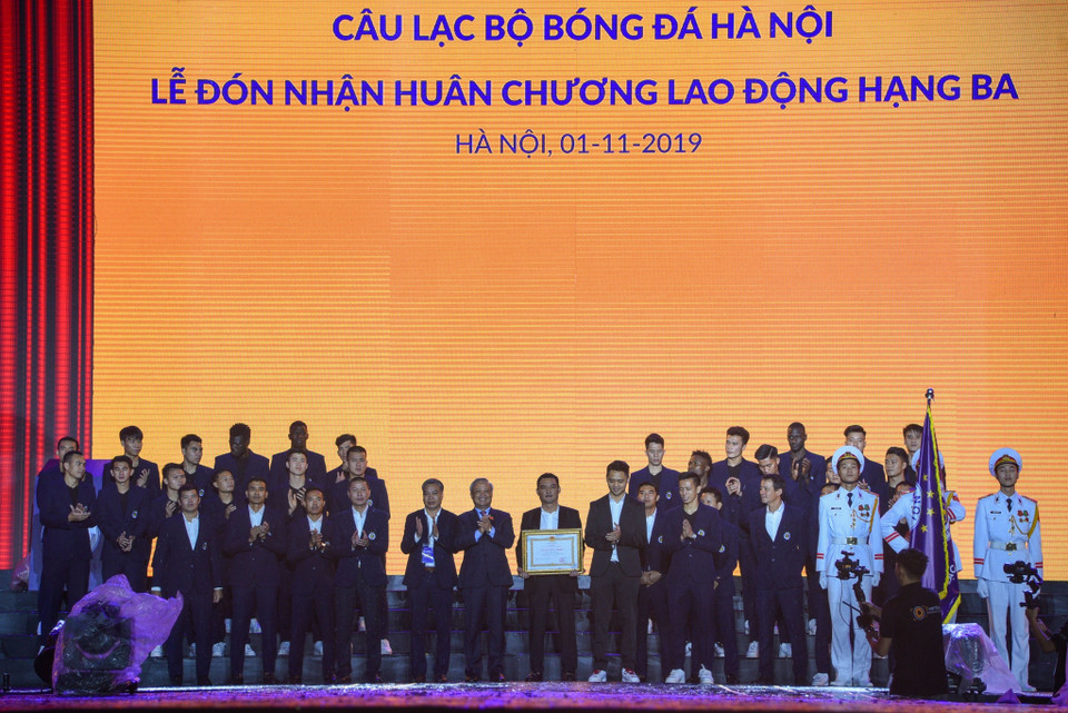 Câu lạc bộ bóng đá Hà Nội đón nhận Huân chương Lao động hạng Ba. (Ảnh: Nguyên An/Vietnam+)