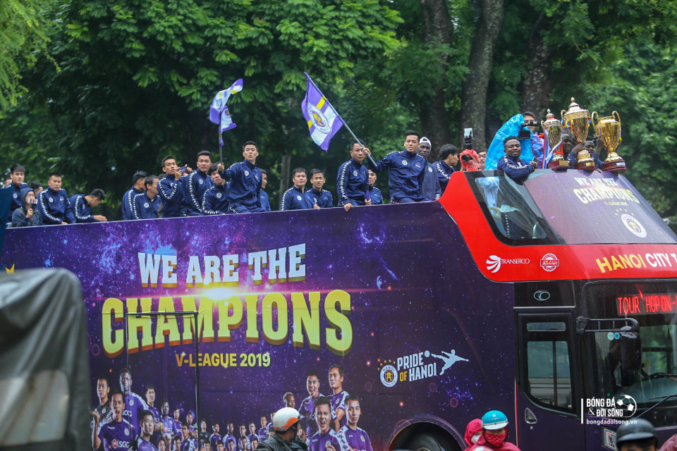 Sau đó, Quang Hải cũng các đồng đội diễu hành trên các tuyến phố để ăn mừng cú đúp chức vô địch trước khi trở về sân Hàng Đẫy. (Ảnh: Thanh Xuân/Vietnam+)