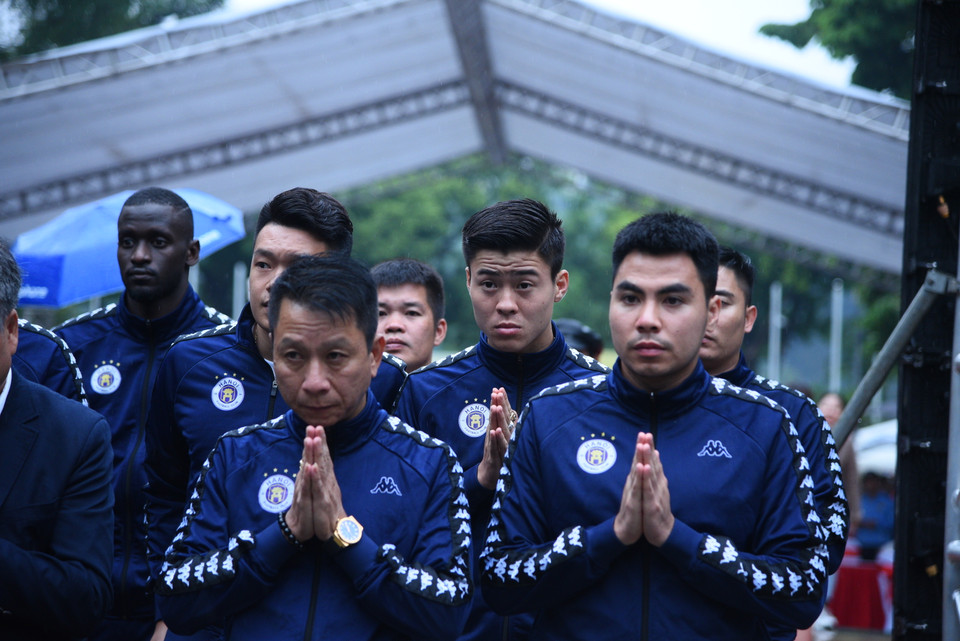 Trước buổi lễ vinh danh, câu lạc bộ Hà Nội FC đã "vinh quy bái tổ" tại tượng đài Lý Thái Tổ vào chiều 1/11 ngay sau khi vừa trở về từ Quảng Nam với chức vô địch Cúp Quốc gia 2019. (Ảnh: Nguyên An/Vietnam+)