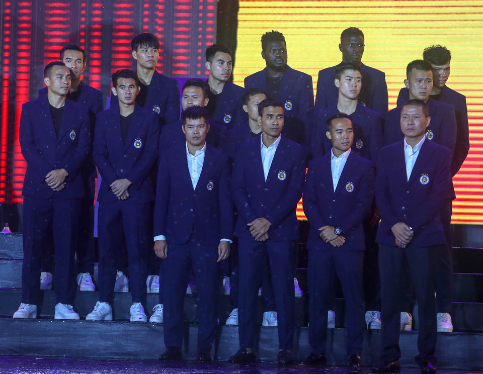 Cầu thủ, ban huấn luyện câu lạc bộ Hà Nội diện vest bảnh bao trong Lễ vinh danh thành tích bóng đá Thủ đô tối 1/11 tại Hàng Đẫy. (Ảnh: Thanh Xuân/Vietnam+)