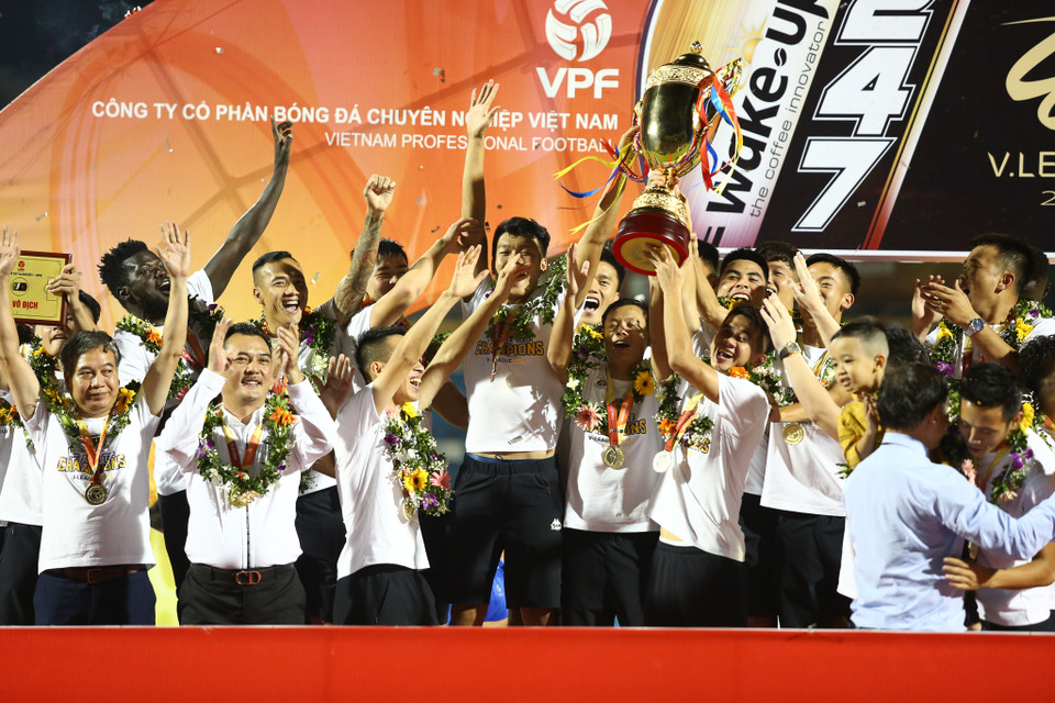 Hà Nội FC ghi đấu ấn vào lịch sử bóng đá Việt Nam khi trở thành một trong hai đội bóng vô địch quốc gia nhiều nhất với 5 lần sau thành công tại mùa giải V-League 2019. (Ảnh: Nguyên An)