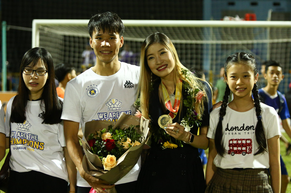 Các cầu thủ Hà Nội FC ăn mừng chức vô địch cùng người hâm mộ và gia đình sau khi nhận cúp. (Ảnh: Nguyên An)