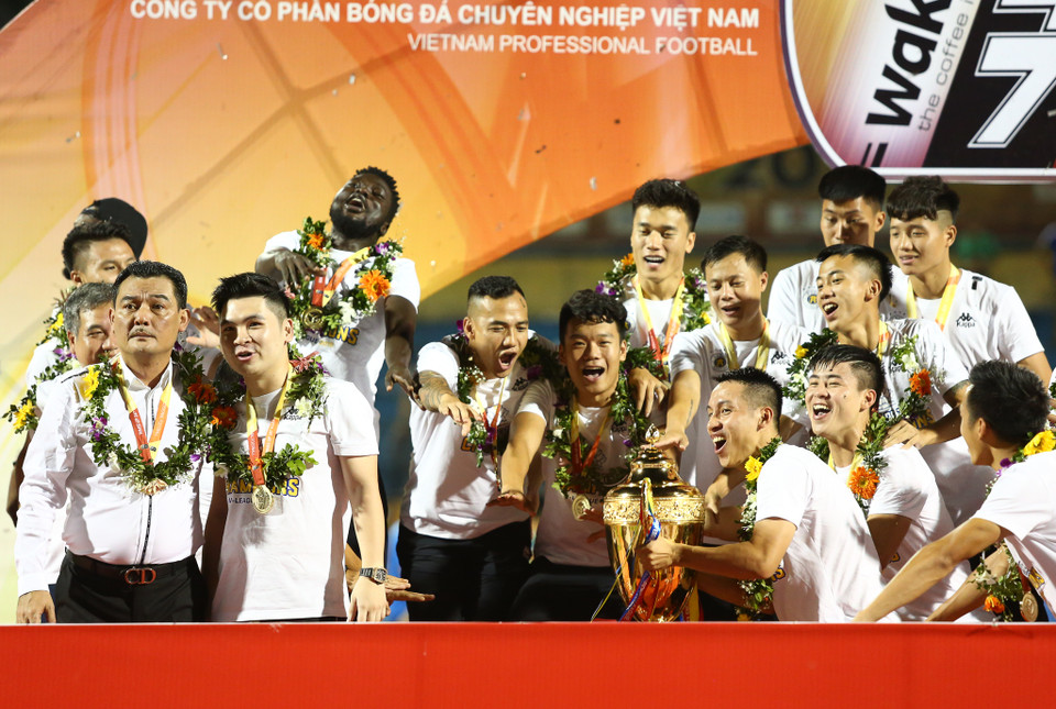 Với chức vô địch V-League 2019, Hà Nội FC có lần đầu tiên vô địch quốc gia hai năm liên tiếp khi mùa giải trước cũng đã lên ngôi hoàn toàn thuyết phục. (Ảnh: Nguyên An)