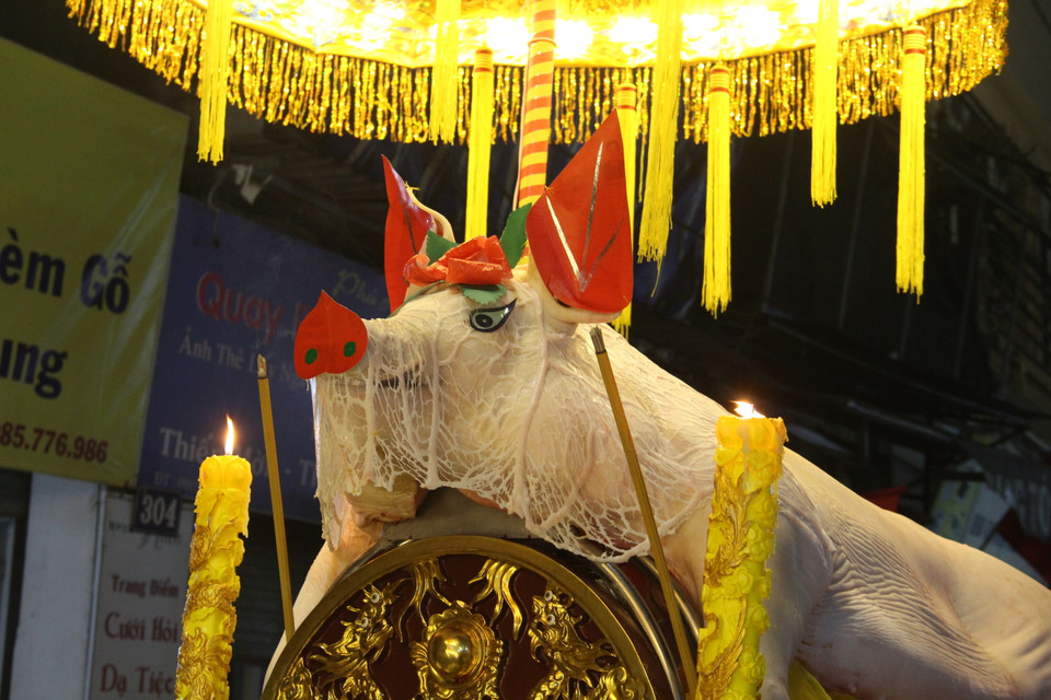 Từng chi tiết trang trí trên "ông lợn" đều được sắp xếp khéo léo để thể hiện lòng thành của người dân địa phương dâng lên Đức thành hoàng làng. (Ảnh: Hồng Ngọc/Vietnam+)