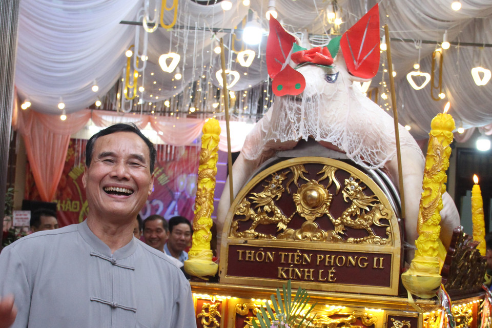Đại diện gia đình có "ông lợn" được chọn đang cảm thấy rất vinh dự và tự hào. Năm nay, làng La Phù có 17 "ông lợn" đạt tiêu chuẩn tham gia lễ rước vào đình để tế thành hoàng làng. (Ảnh: Hồng Ngọc/Vietnam+)