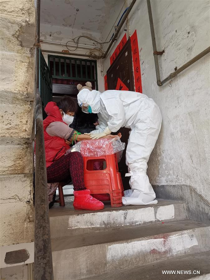 Xét nghiệm cho một bệnh nhân nghi nhiễm virus corona. (Ảnh: Xinhua)