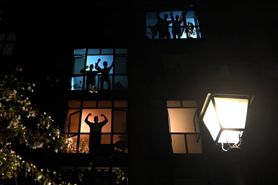 Người dân Tây Ban Nha cùng cổ vũ những nhân viên y tế và an ninh đang ngày đêm chiến đấu với dịch COVID-19. (Ảnh: Getty)