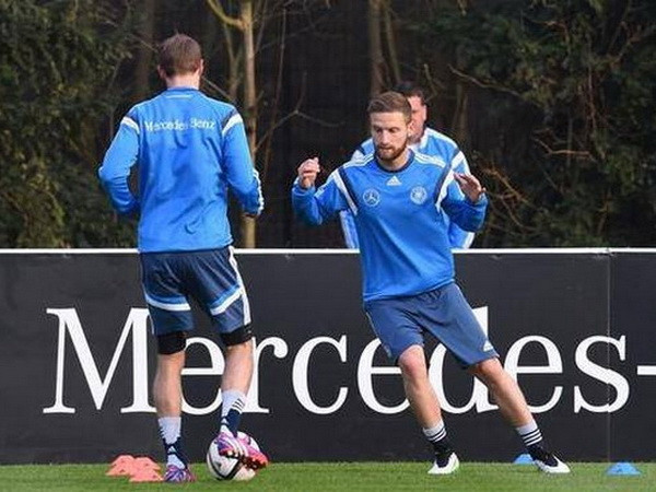 Mustafi trở về từ Valencia. (Nguồn Dfb.de)