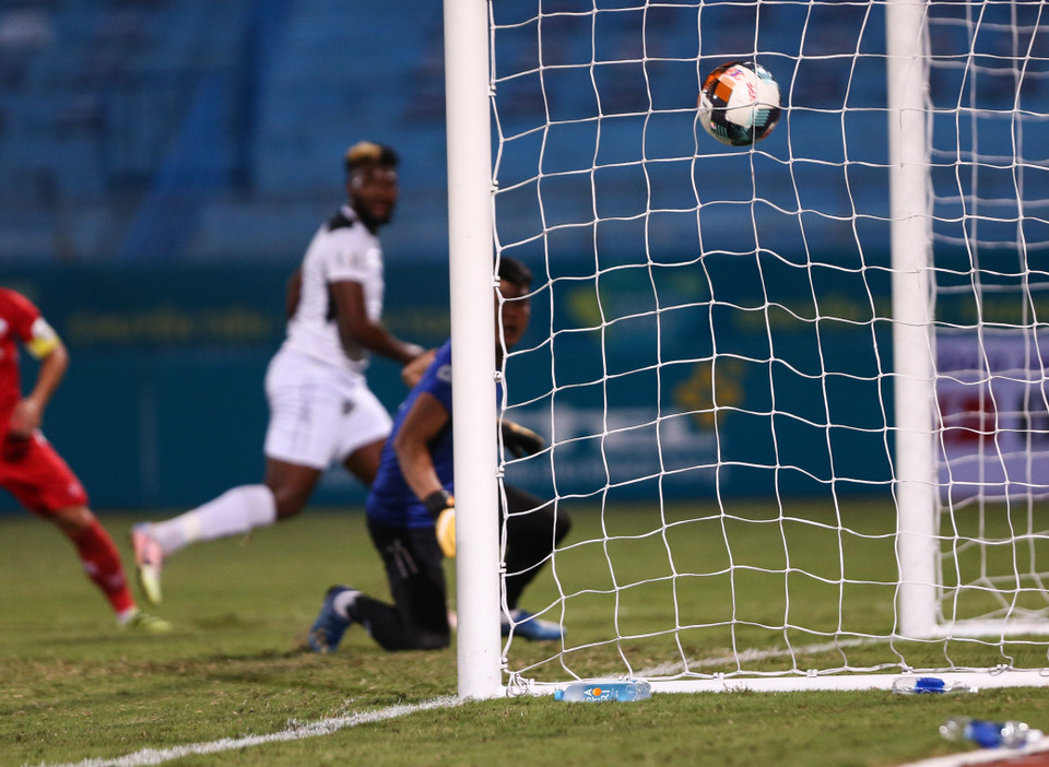 Ngay phút thứ 10, đội chủ nhà đã sớm dẫn 1-0 nhờ công của Khắc Ngọc với đường treo bóng khó chịu đi thẳng vào khung thành. (Ảnh: Hiển Nguyễn/Vietnam+)