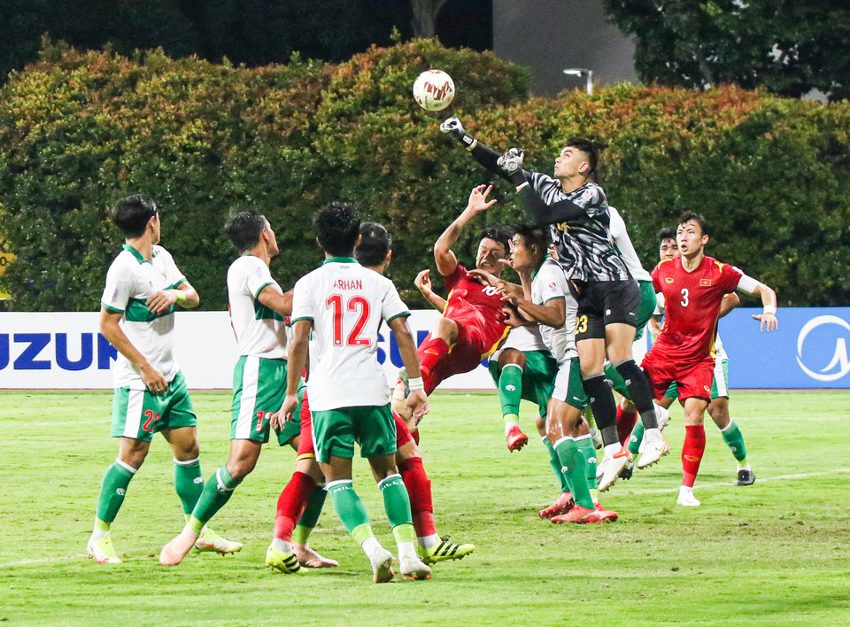 Tuy nhiên, trước hàng phòng ngự số đông và không ngại phạm lỗi, tuyển Việt Nam bế tắc trong việc tìm kiếm bàn thắng. (Ảnh: VFF)