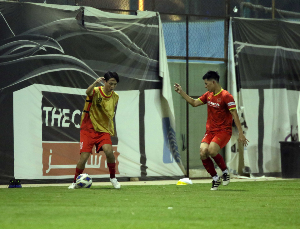 Buổi tập đầu tiên của tuyển Việt Nam tại Saudi Arabia kéo dài khoảng hơn 1 giờ đồng hồ. Huấn luyện viên Park Hang-seo chủ yếu cho cầu thủ tập với giáo án không quá nặng do vừa mới trải qua hành trình dài di chuyển. (Ảnh: VFF)