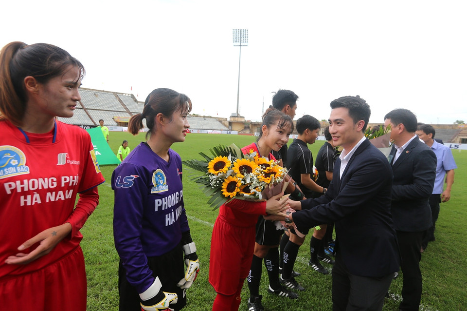 Ông Lê Hoài Anh và đại diện nhà tài trợ, ông Trần Anh Minh – Tổng Giám đốc Công ty Trách nhiệm hữu hạn Thương mại thiết bị điện Thái Sơn Bắc. Những năm qua, bóng đá nữ được quan tâm và đầu tư nên giải đấu cũng đã thu hút được nhiều sự quan tâm để phát triển hơn nữa. (Ảnh: VFF) 