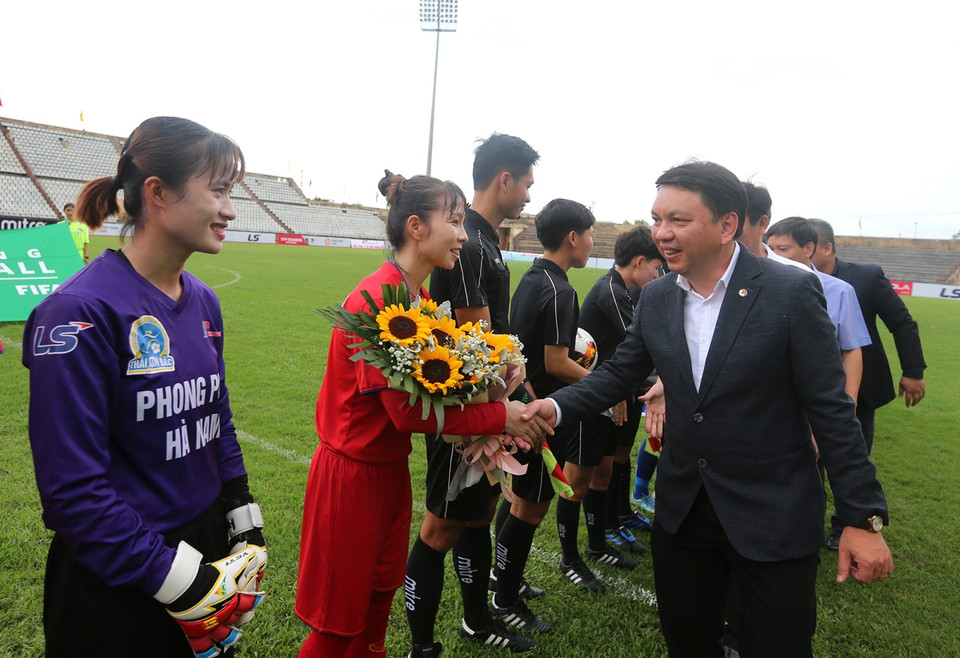 Tổng Thư ký VFF Lê Hoài Anh xuống sân động viên cầu thủ hai đội trước trận khai mạc. (Ảnh: VFF)