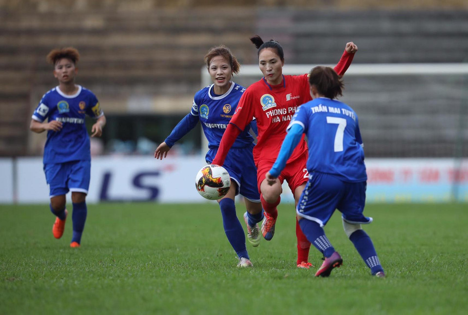 Hai đội cống hiến trận đấu hấp dẫn với kết quả chung cuộc 3-3. Thái Nguyên T&amp;T bị đánh giá kém hơn nhưng ba lần dẫn trước và khiến đối thủ Phong Phú Hà Nam vất vả gỡ hòa. (Ảnh: VFF)