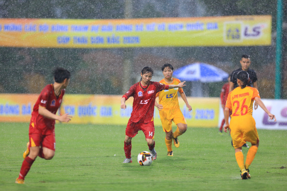 Còn ở trận đấu mở màn cùng giờ ở Trung tâm đào tạo bóng đá trẻ Việt Nam (Hà Nội), đương kim vô địch là câu lạc bộ Thành phố Hồ Chí Minh I (TP.HCM I) dễ dàng đánh bại đối thủ “chị em” TP.HCM II với tỷ số đậm 6-0. (Ảnh: VFF)