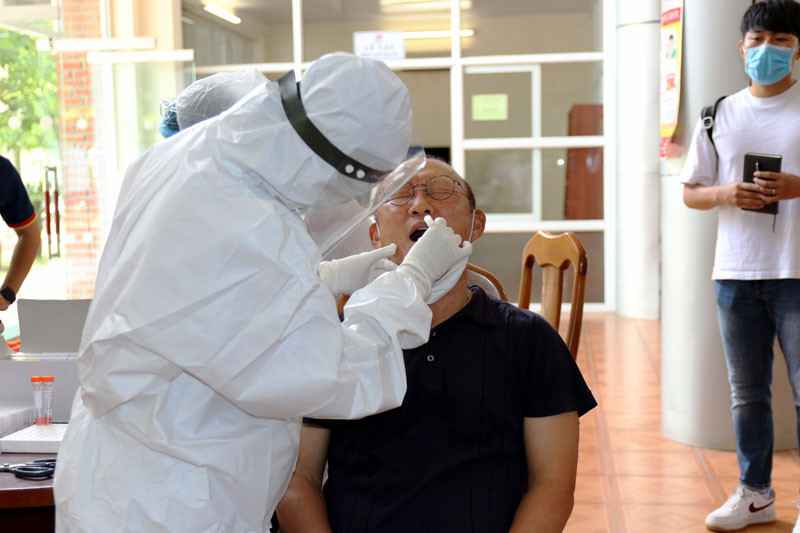 Huấn luyện viên Park Hang-seo thực hiện lấy mẫu xét nghiệm như nhiều cầu thủ. 