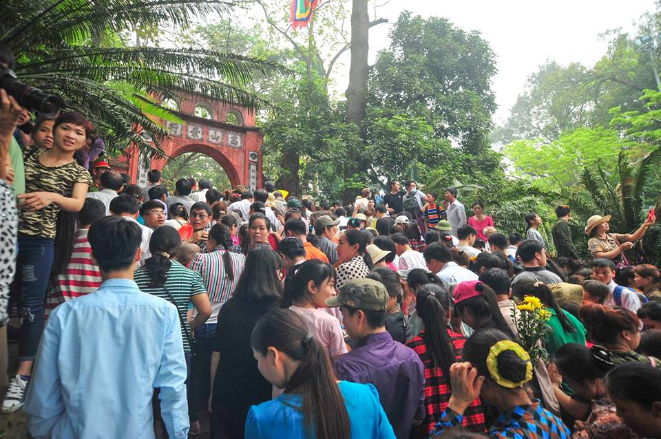 Sáng mồng 10 tháng 3 âm lịch, chục ngàn du khách thập phương đã đổ về Lễ hội Đền Hùng (Phú Thọ), dâng hương tưởng nhớ các vua Hùng. (Ảnh: Minh Sơn/Vietnam+)
