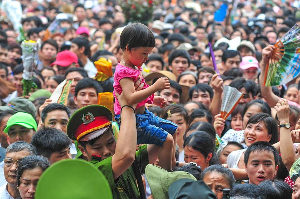 Lực lượng an ninh phải ưu tiên cho các em vào khu vực phía trong rào chắn tránh trường hợp chen lấn xô đẩy làm ảnh hưởng đến các em. (Ảnh: Minh Sơn/Vietnam+)