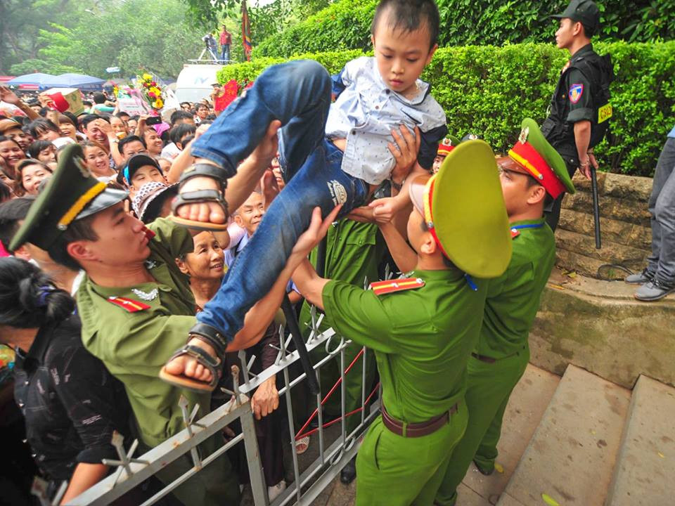 Lực lượng an ninh phải ưu tiên cho các em vào khu vực phía trong rào chắn tránh trường hợp chen lấn xô đẩy làm ảnh hưởng đến các em. (Ảnh: Minh Sơn/Vietnam+)
