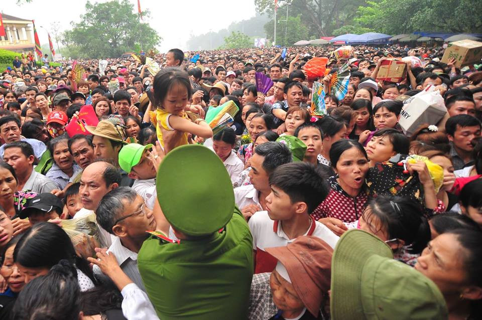 Hàng chục em nhỏ đã được lực lượng an ninh hỗ trợ bồng bế qua hàng rào, đưa lên khu y tế để chờ cha mẹ đến đón.(Ảnh: Minh Sơn/Vietnam+)