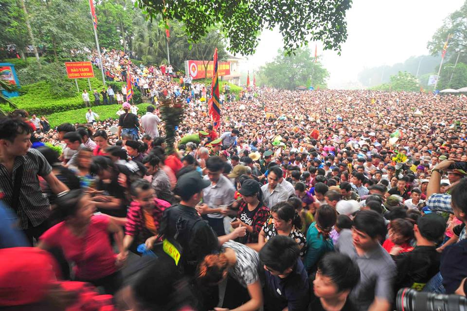 "Biển người" ùn ùn kéo về khu vực đền Thượng. (Ảnh: Minh Sơn/Vietnam+)