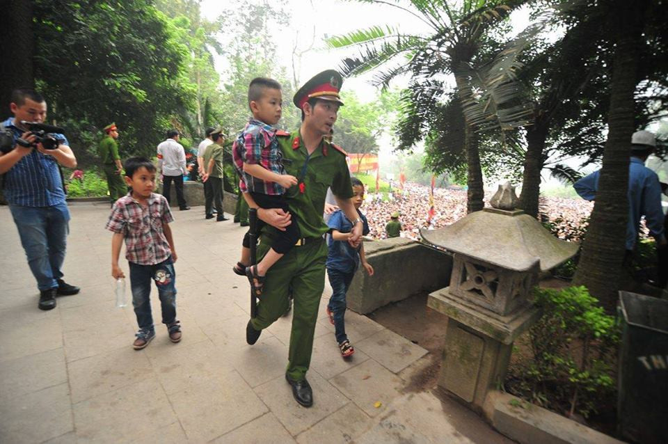 Lực lượng an ninh đưa các em nhỏ lên khu y tế để chờ cha mẹ đến đón.(Ảnh: Minh Sơn/Vietnam+)